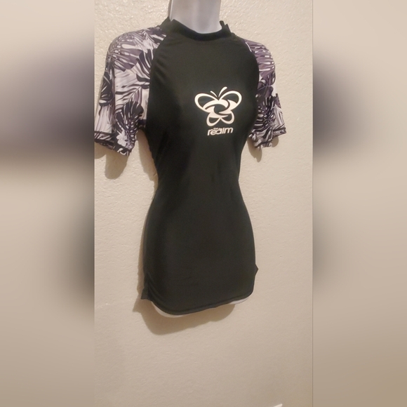💚5/$25 The Realm Black Rash Guard Swim Surf Shirt Fitted Ruched PSize Medium - Picture 3 of 6
